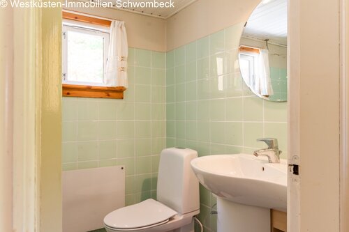Funktionales Badezimmer mit Fenster und praktischer Ausstattung - 