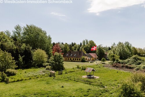 Parkähnliches Anwesen mit altem Baumbestand und Weidelandschaft - 