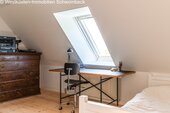 Dachgeschoss-Arbeitszimmer mit Dachfenster und intelligenter Raumnutzung - 