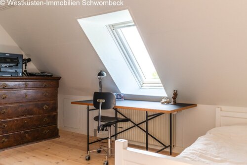 Dachgeschoss-Arbeitszimmer mit Dachfenster und intelligenter Raumnutzung - 