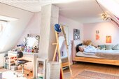 Dachgeschoss-Zimmer mit Dachfenster und flexibler Raumaufteilung - 