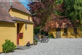 Charmanter Innenhof mit gepflastertem Vorplatz und Nebengebäuden - 