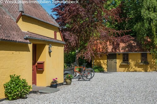 Charmanter Innenhof mit gepflastertem Vorplatz und Nebengebäuden - 