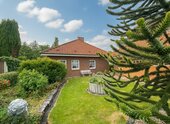 Gepflegter Garten mit großflächiger Rasenfläche und Sichtschutz - 4 Zimmer Bungalow zum Kaufen in Marne