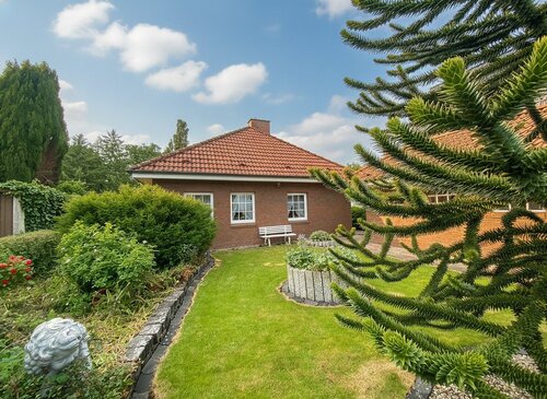 Gepflegter Garten mit großflächiger Rasenfläche und Sichtschutz - 4 Zimmer Bungalow zum Kaufen in Marne