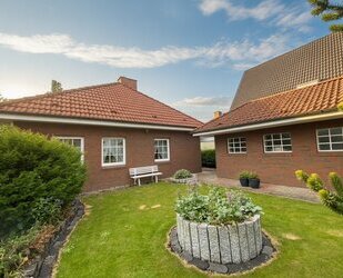 Walmdachbungalow in Marne - Stilvolles Wohnen mit Gartenblick und Wintergarten!