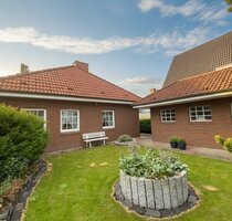 Walmdachbungalow in Marne - Stilvolles Wohnen mit Gartenblick und Wintergarten!