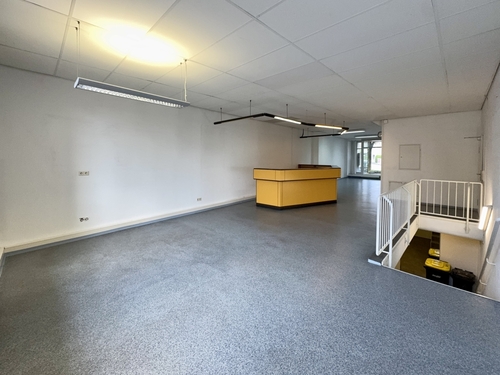 Raum 1 Obergeschoss - Blick Abgang u. Theke - Büro in Senden zur Miete