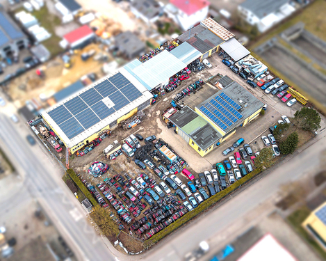 Luftbild - Gewerbegrundstück mit Bestandshallen und Freifläche