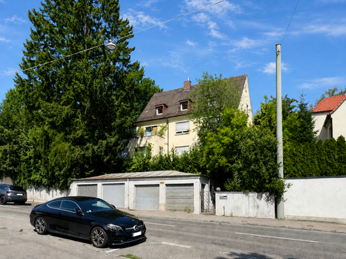 Außenansicht - ab sofort verfügbar - Sanierungsbedürftige 3,5-Zimmer-Wohnung mit Ausbaupotenzial im Dachgeschoss