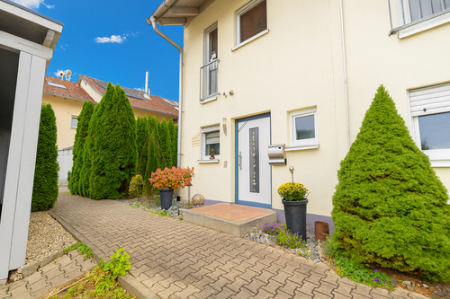 Frontansicht Haus Bild 2 - Reihenendhaus mit 100,00 m² in Vöhringen zum Kaufen