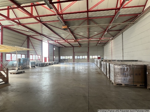 Blick von Einfahrt - Halle zur Miete in Gera