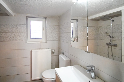 EG Badezimmer mit Dusche - 