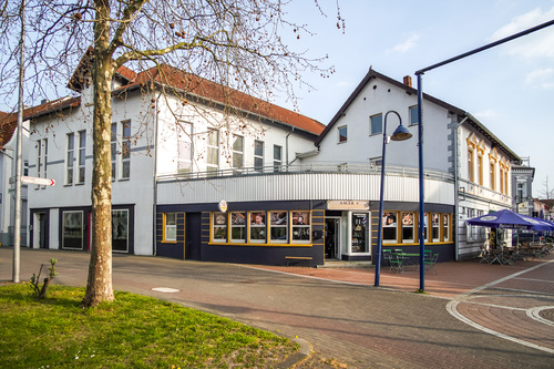 Straßenansicht - Wohn- & Geschäftshaus in Lage