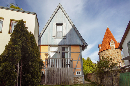 Rückseite mit Balkon - 