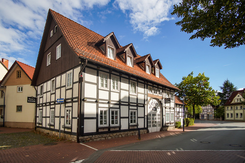Straßenansicht (Massivbauweise mit Fachwerkverblendung) - Wohn- & Geschäftshaus zum Kaufen in Lage