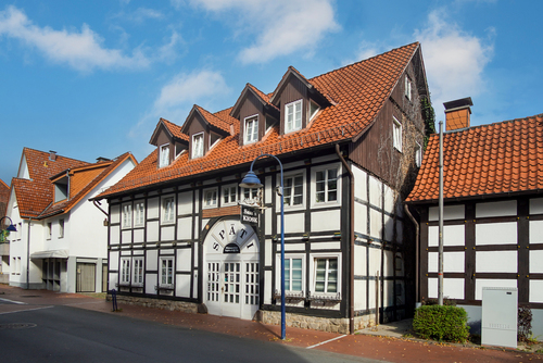 Straßenansicht Ladenlokal (Massivbauweise mit Fachwerkverblendung) - Wohn- & Geschäftshaus in Lage