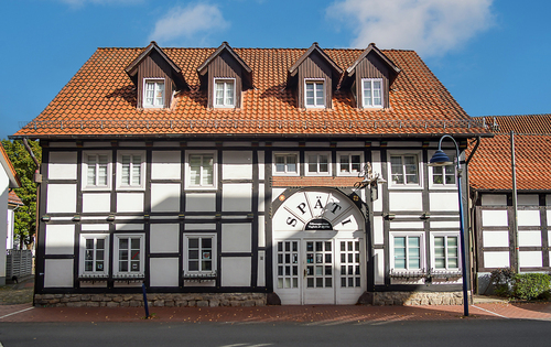 Vorderansicht (Massivbauweise mit Fachwerkverblendung) - Top-Investment in Citylage – MFH mit Gewerbe in Massivbauweise mit attraktiver Fachwerkverblendung