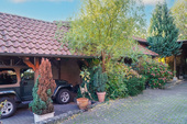 Carport und Eingang - 