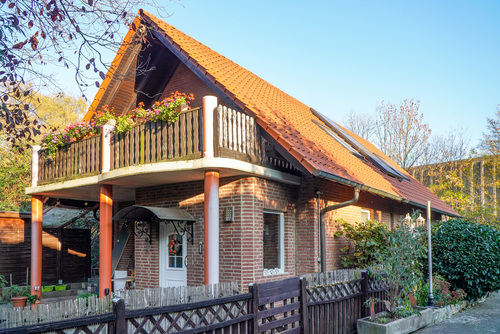 Titelbild - Hauseingang und Balkon - Gemütliches Einfamilienhaus mit Kamin, Doppelgarage und Erweiterungspotenzial