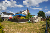 Straßenansicht Eiscafé und Kinderspielplatz - 