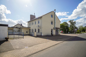 Straßenansicht Wohnhaus und Garagen - 