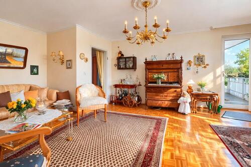 Wohnzimmer mit Zugang zur Sonnenloggia - 