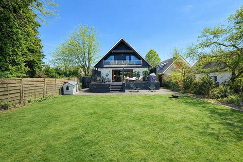 Blick aus dem Garten auf das Haus - 