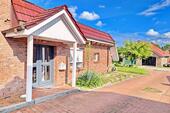 Eingangsbereich mit Doppelgarage - 5 Zimmer Einfamilienhaus in Alveslohe