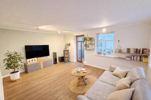 Wohnzimmer mit Zugang zur überdachten Terrasse - 