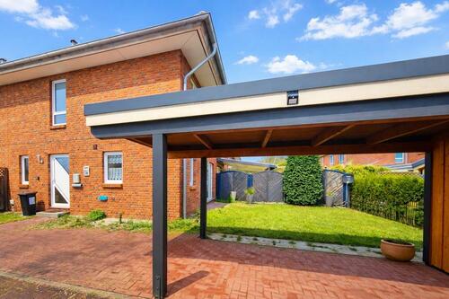 Eingangsbereich mit Carport - 4 Zimmer Doppelhaushälfte in Schwarzenbek