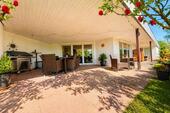 Große Überdachte Terrasse - 