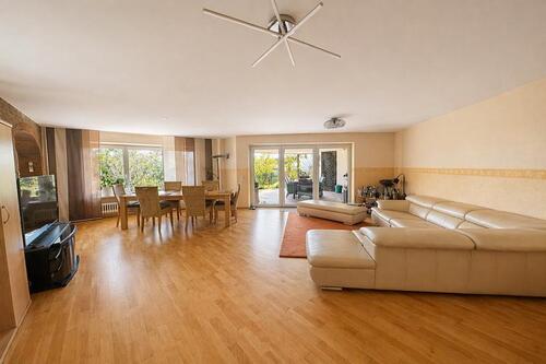 Großzügiges Wohnzimmer - Zweifamilienhaus mit 323,00 m&sup2; in Henstedt-Ulzburg zum Kaufen