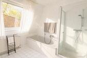 Lichtdurchflutetes Badezimmer - 