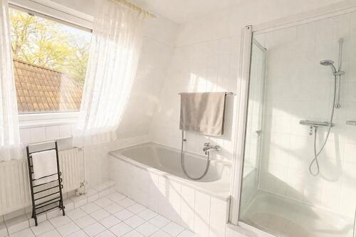 Lichtdurchflutetes Badezimmer - 