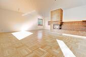 Wohnzimmer mit Kamin - 6 Zimmer Mehrfamilienhaus, Wohnhaus in Alveslohe