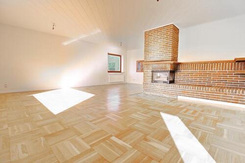 Wohnzimmer mit Kamin - 6 Zimmer Mehrfamilienhaus, Wohnhaus in Alveslohe