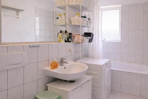 Badezimmer mit Waschmaschinenanschluss - 
