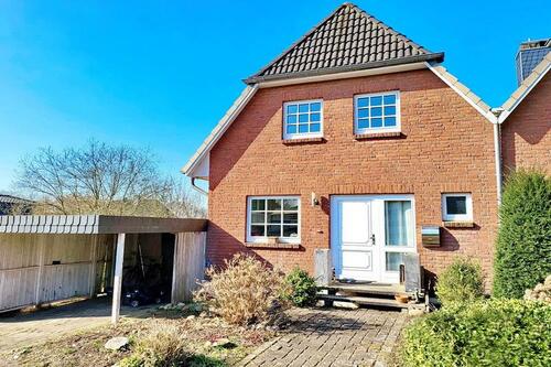 Frontansicht mit Carport - 4 Zimmer Einfamilienhaus in Henstedt-Ulzburg