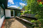 Terrassenblick auf das Haus und Teich - 