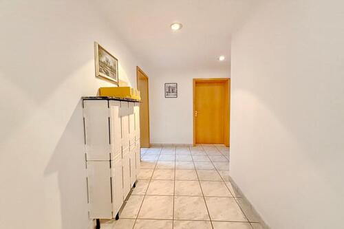 Flur im wohnlichen ausgebauten Kellerbereich - 