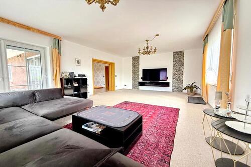Großzügiges Wohnzimmer - 