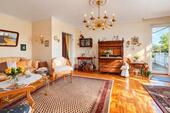 Wohnzimmer mit Zugang zur Sonnenloggia - 