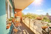 Grosse Loggia mit Sonnenmarkise - 
