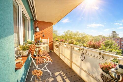 Grosse Loggia mit Sonnenmarkise - 