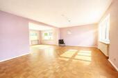 Lichtdurchflutetes Wohnzimmer mit Essbereich - 5 Zimmer Etagenwohnung in Hohenlockstedt