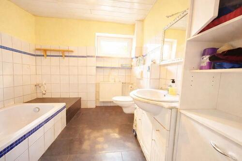 Badezimmer mit Waschmaschinenpodest - 