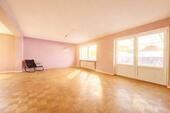 Grosszügiges Wohnzimmer mit Parkett - 