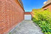 Weg zur Garage - Mehrfamilienhaus, Wohnhaus mit 180,00 m² in Itzehoe zum Kaufen