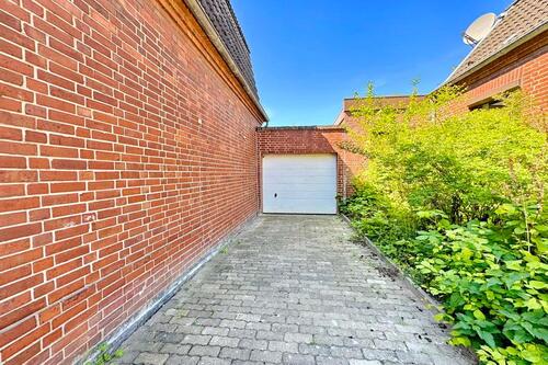Weg zur Garage - Mehrfamilienhaus, Wohnhaus mit 180,00 m² in Itzehoe zum Kaufen